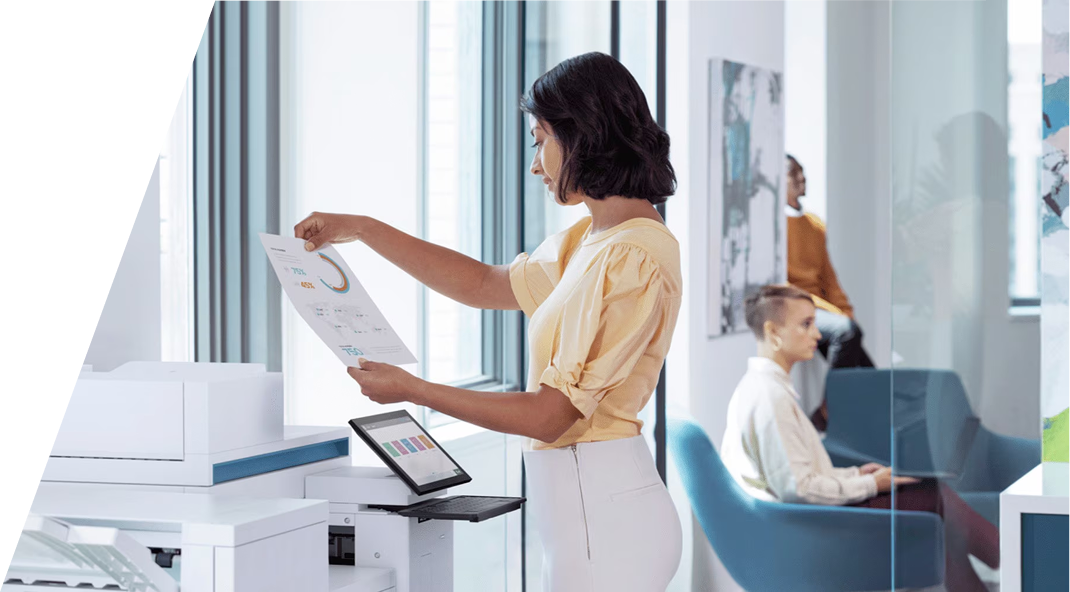 Kvinde ser på en udskrift